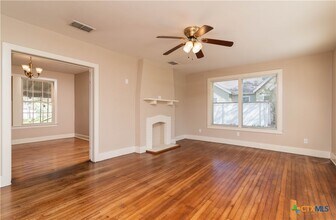 712 S Walnut Ave in Luling, TX - Building Photo - Building Photo