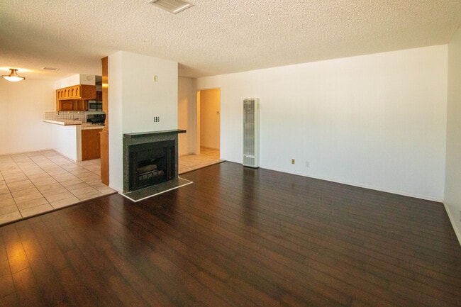 705 Myrtle Ave, Unit 4 in Inglewood, CA - Building Photo - Building Photo
