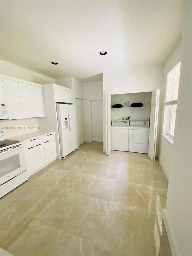 2433 Pasadena Way in Weston, FL - Building Photo - Building Photo