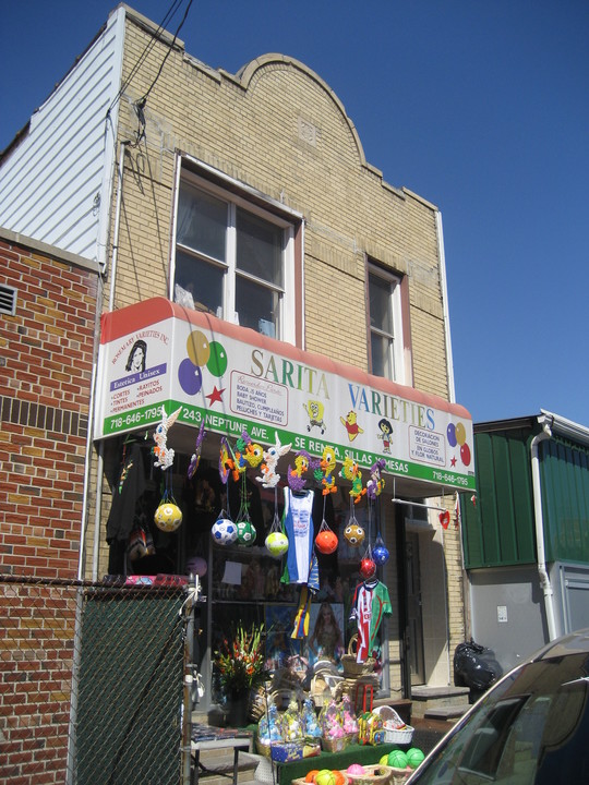 243 Neptune Ave in Brooklyn, NY - Foto de edificio