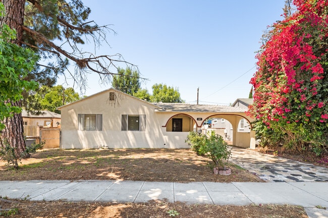 327 N Avon St in Burbank, CA - Building Photo - Building Photo