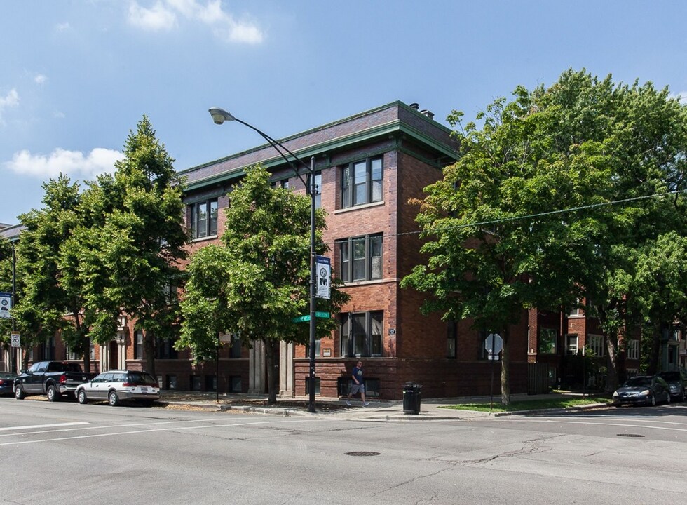 3852 N Southport Ave, Unit 2 in Chicago, IL - Building Photo