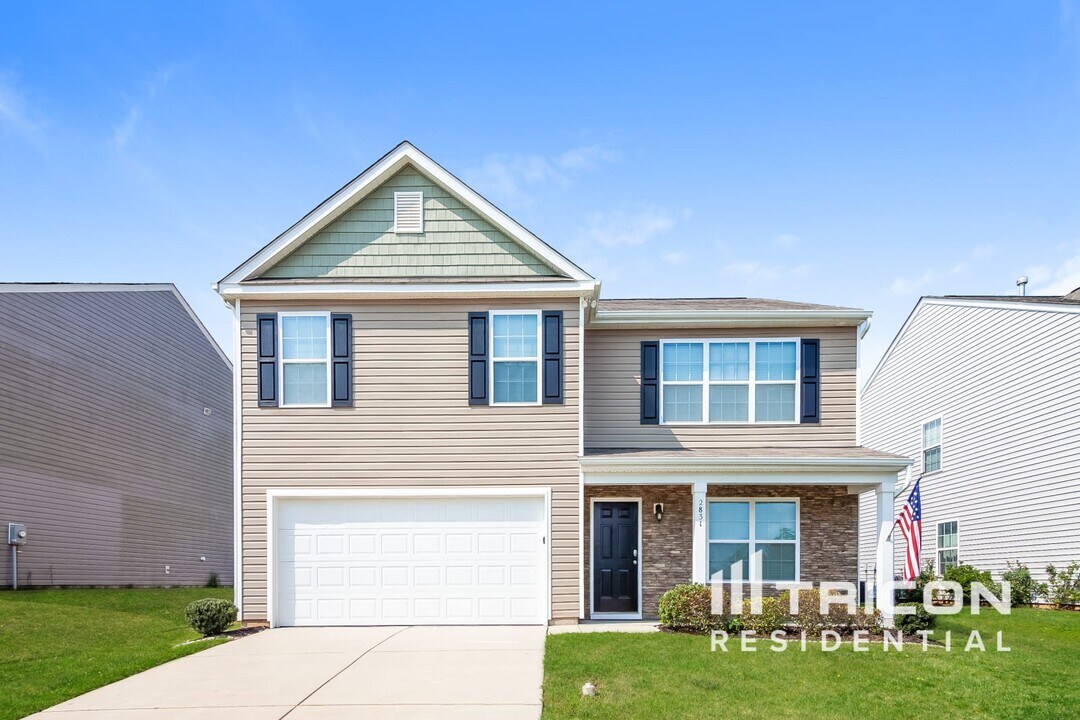 2831 Village Center Dr in Dallas, NC - Building Photo