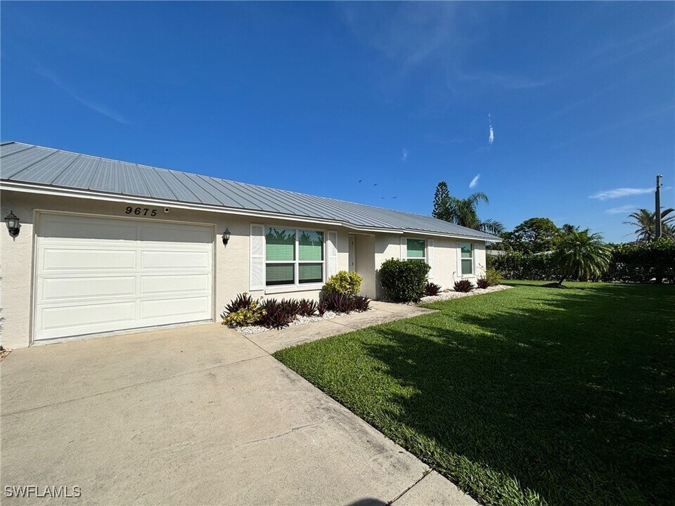 9675 7th St N in Naples, FL - Foto de edificio