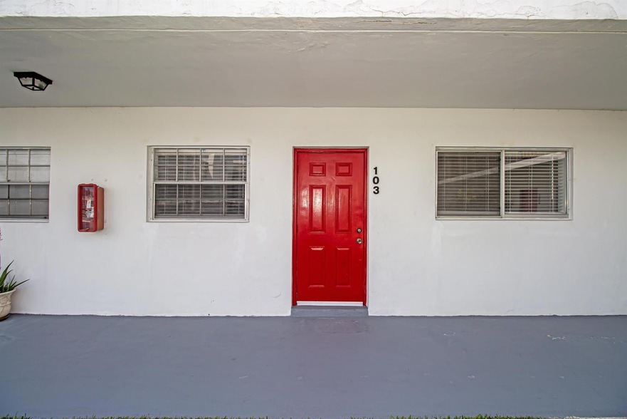 402 Lake Shore Dr, Unit 103 in Lake Park, FL - Building Photo