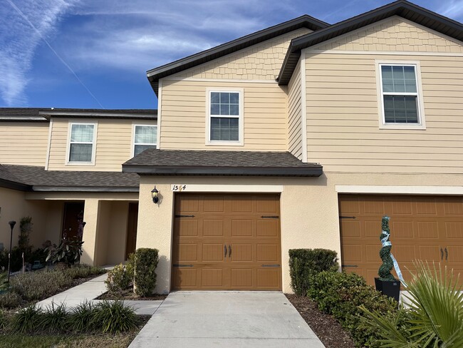 1564 Wynford Cir in Tavares, FL - Foto de edificio - Building Photo