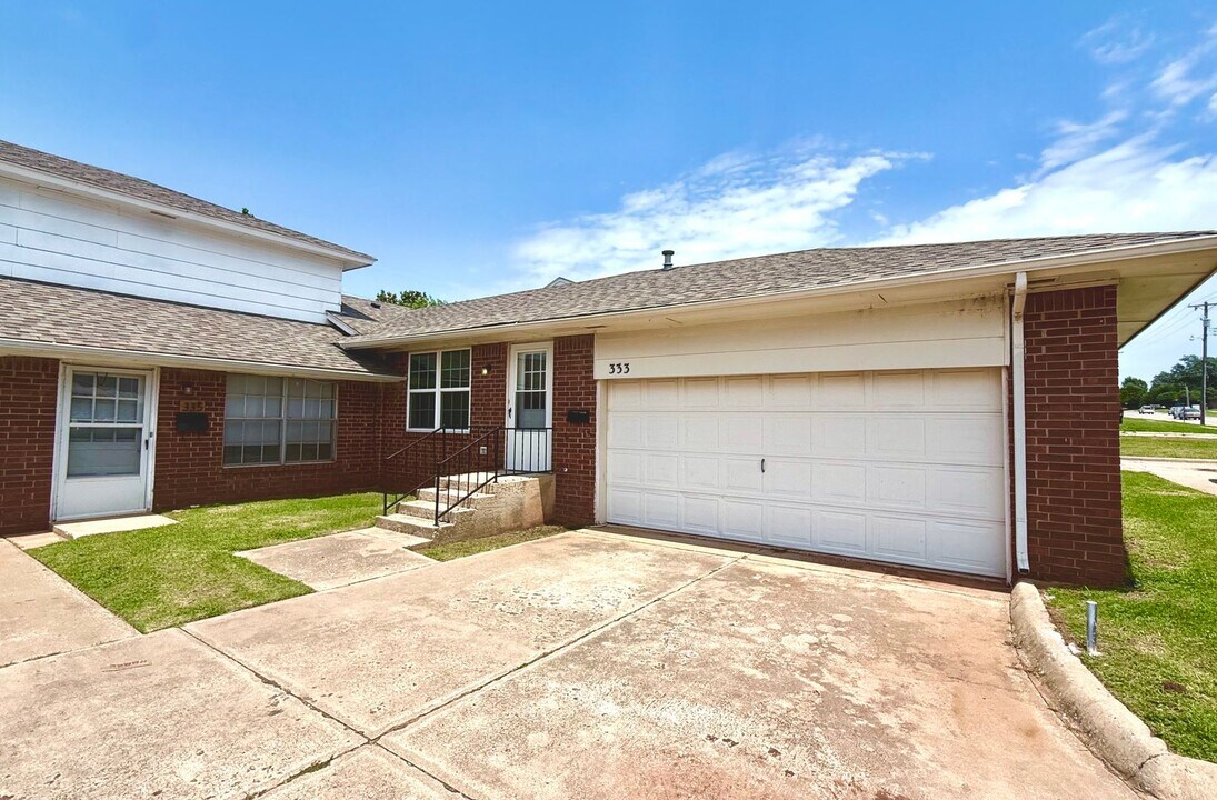 333 W Vandament Ave in Yukon, OK - Building Photo