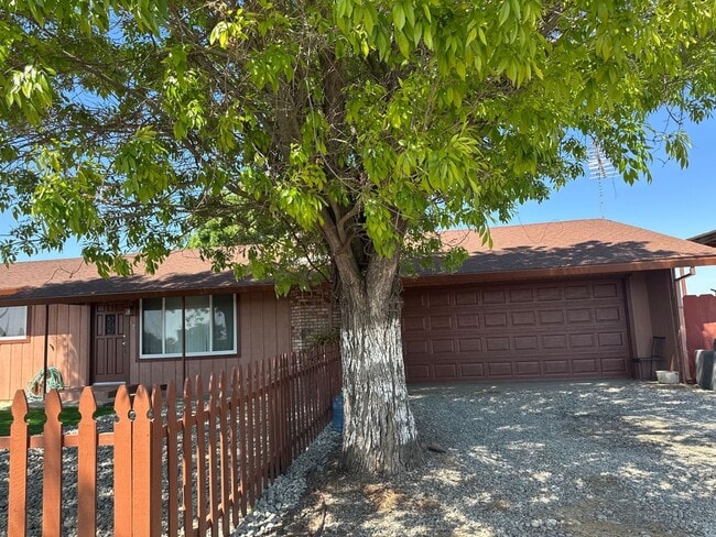 17 West Ave in Gustine, CA - Building Photo - Building Photo