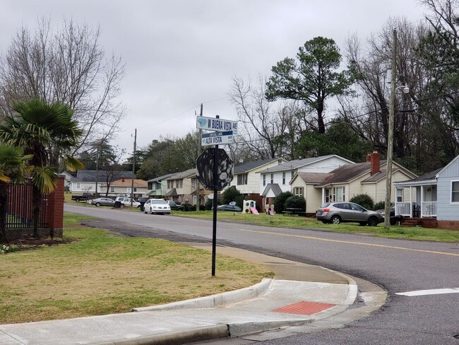 423 Alta Vista Ave in North Augusta, SC - Foto de edificio - Building Photo