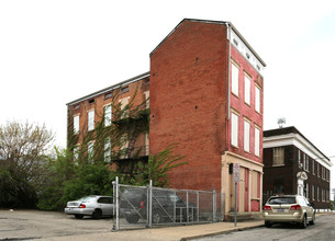 223 W 15th St in Cincinnati, OH - Foto de edificio - Building Photo