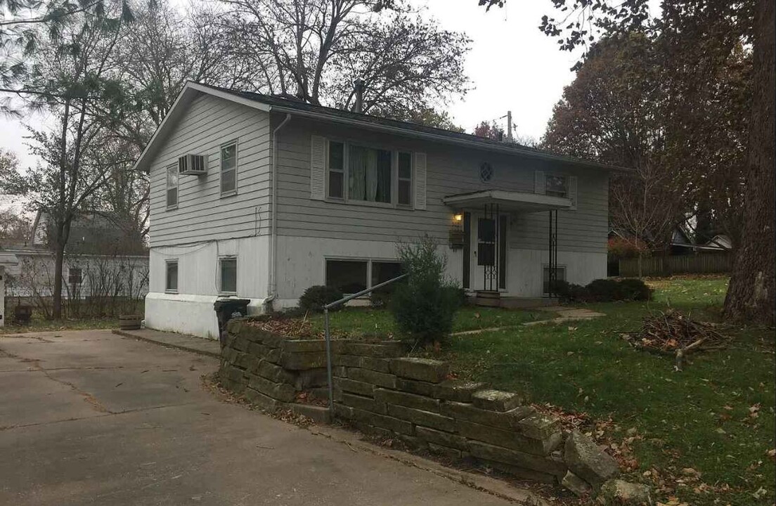 822 3rd Ave-Unit -822 3rd Avenue in Iowa City, IA - Building Photo