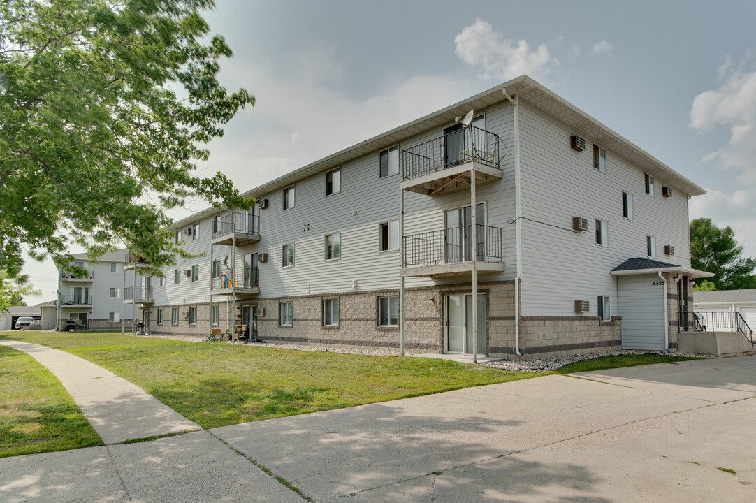 Dock 9 Apartments in Fargo, ND - Building Photo