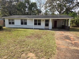 704 Raines Dr in Mobile, AL - Building Photo