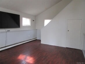 24 Cromwell Hill Rd in Monroe, NY - Foto de edificio - Building Photo