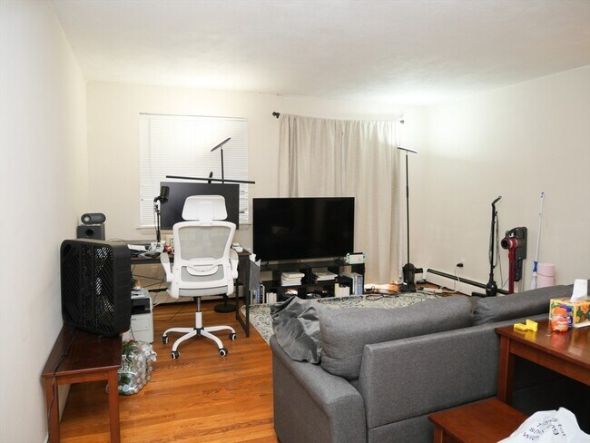 1029 Commonwealth Ave, Unit 26 in Boston, MA - Building Photo - Building Photo