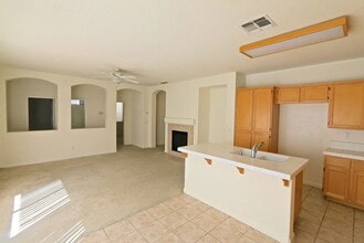2036 Fenmore Way in Sacramento, CA - Foto de edificio - Building Photo