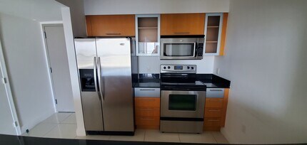 1750 N Bayshore Dr, Unit 5411 in Miami, FL - Foto de edificio - Building Photo