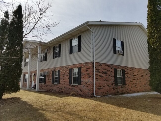 2228 Sylvan Way in West Bend, WI - Building Photo - Building Photo