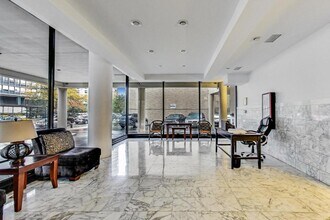 5740 N Sheridan Rd in Chicago, IL - Building Photo - Building Photo