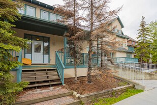 506 Banff Av in Banff, AB - Building Photo