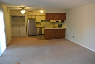 121 Brookberry Cir in Chapel Hill, NC - Building Photo - Building Photo