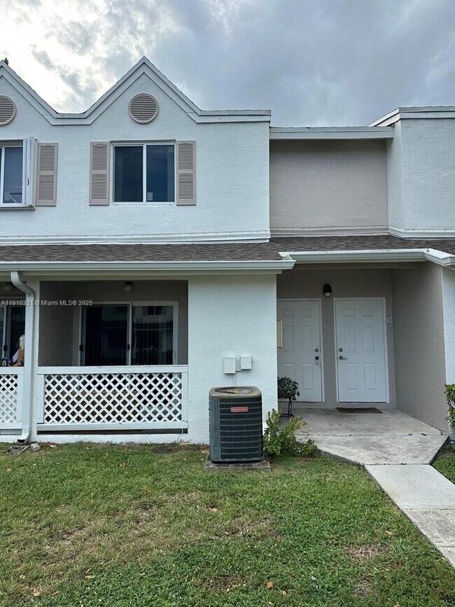 17440 NW 67th Pl in Hialeah, FL - Building Photo - Building Photo