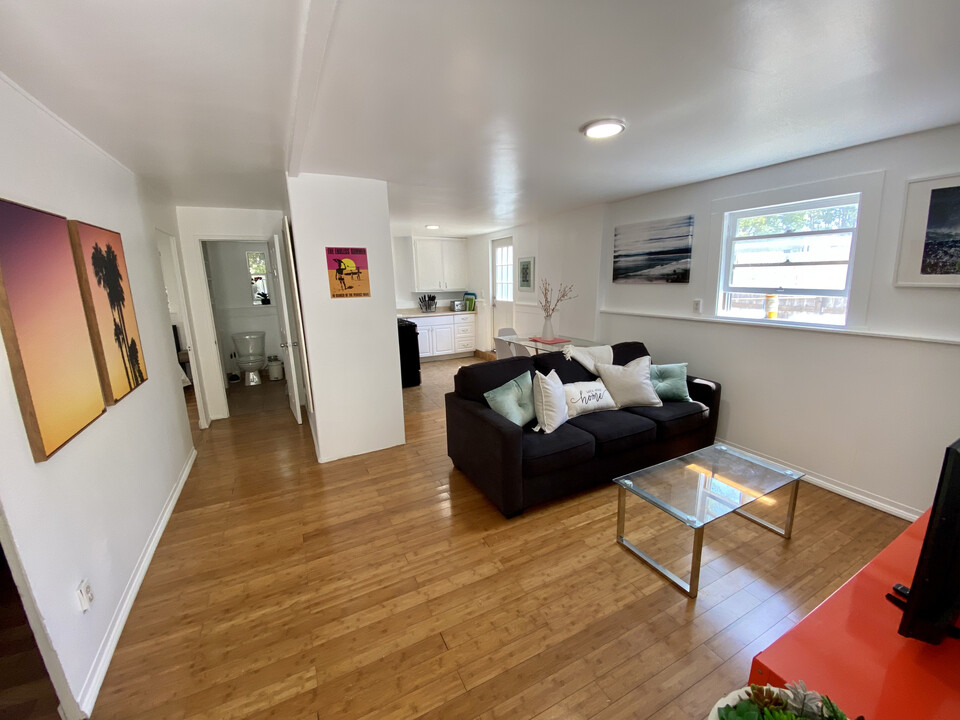 2102 6th St, Unit 2 in Santa Monica, CA - Building Photo