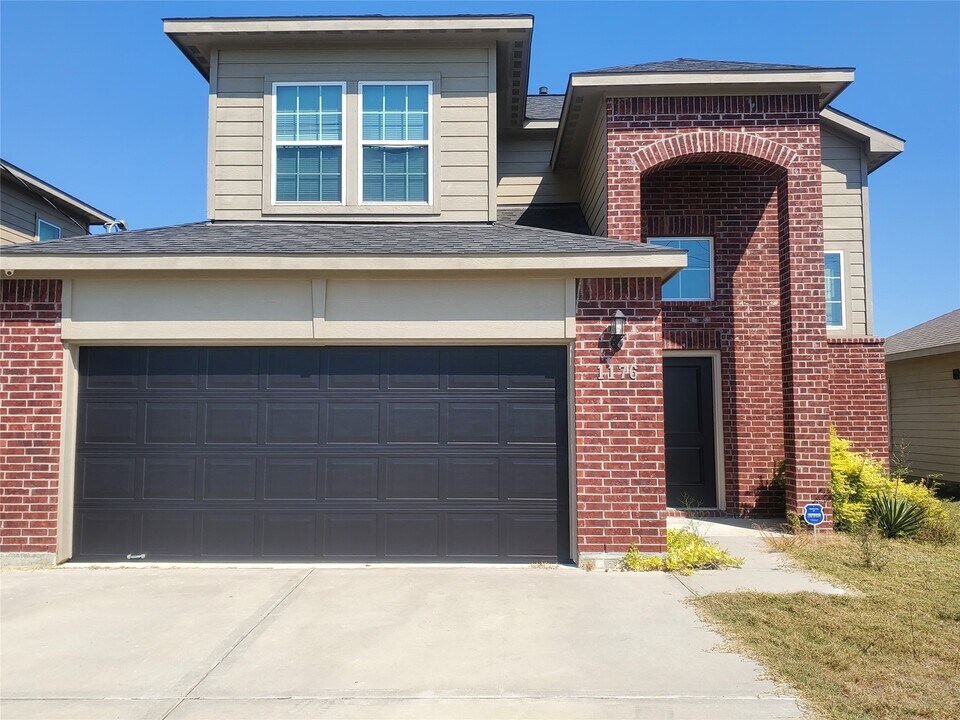 1176 Rd 5102 in Cleveland, TX - Building Photo