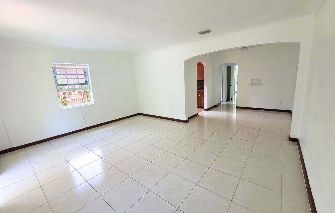 1429 NE 147th St in Miami, FL - Building Photo