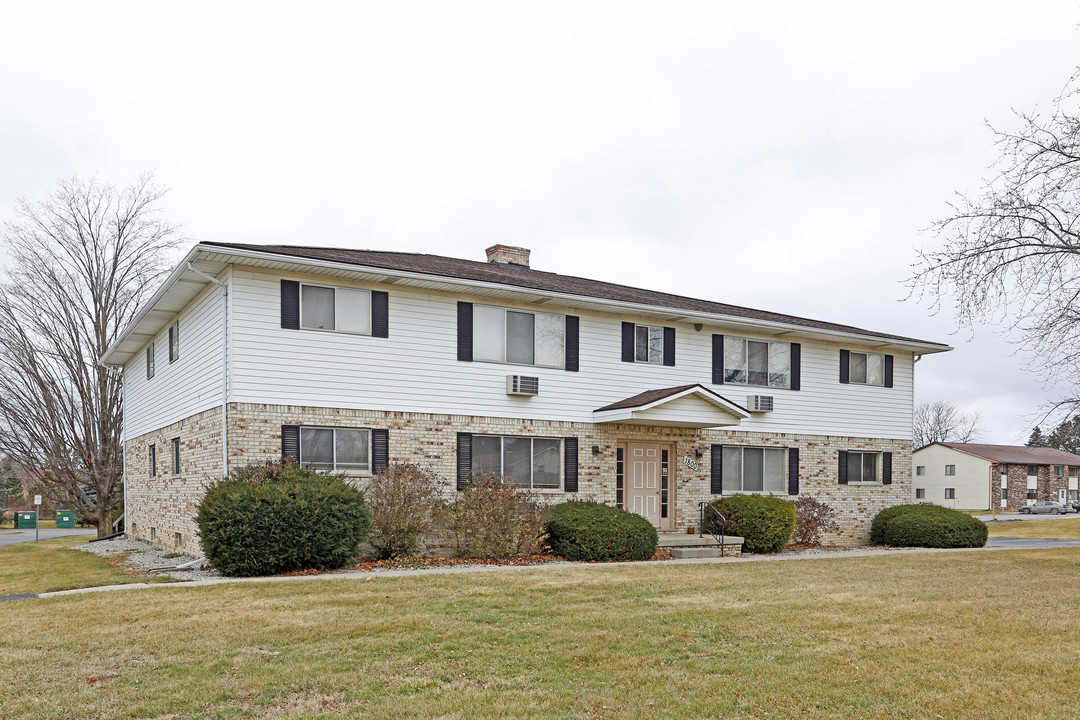 Brookfield Apartments in Lapeer, MI - Building Photo