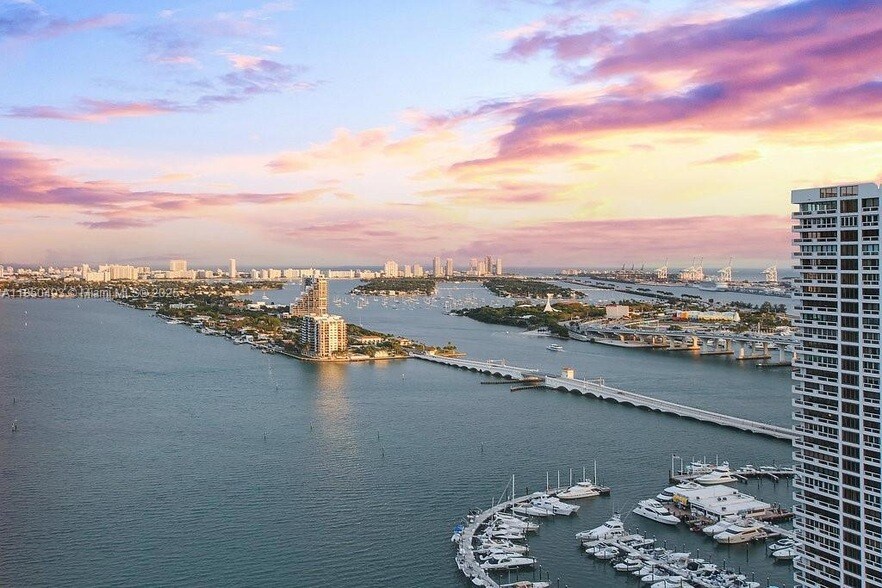 1756 N Bayshore Dr, Unit 34C in Miami, FL - Building Photo