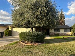 1226 W Mary Ave in Visalia, CA - Foto de edificio - Building Photo