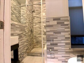 NO FEE One Bed in Murray Hill! Won't Stay  in New York, NY - Building Photo - Building Photo