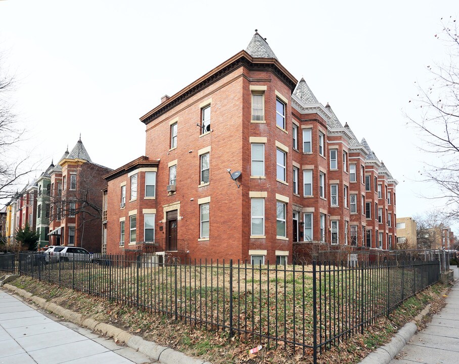 1301 Harvard St NW in Washington, DC - Foto de edificio