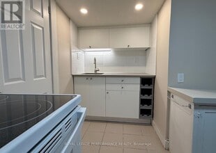 143 Echo Dr in Ottawa, ON - Building Photo - Building Photo