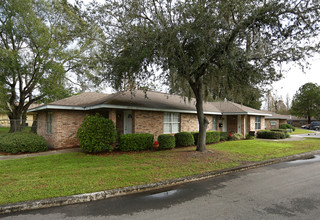 Country Manor Apartments in Lakeland, FL - Building Photo - Building Photo