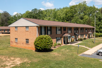 Pine Lake Village in Spartanburg, SC - Building Photo - Building Photo