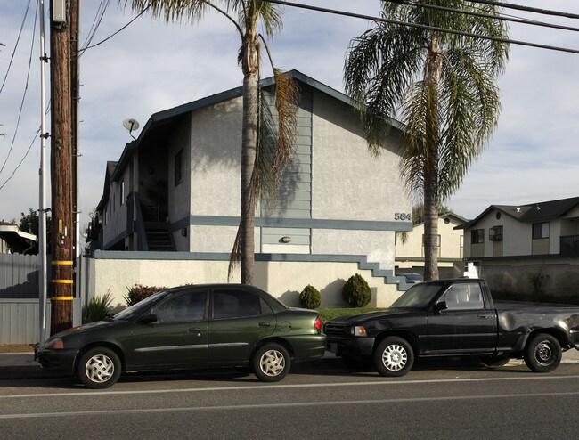 584 Hamilton St in Costa Mesa, CA - Foto de edificio - Building Photo