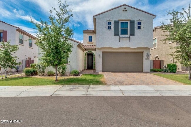 property at 923 W Yellowstone Way