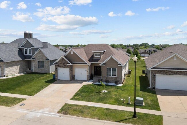 67 Cobblestone Ln in Le Claire, IA - Building Photo - Building Photo