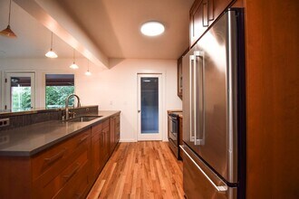 4506 SW Illinois St in Portland, OR - Building Photo - Building Photo