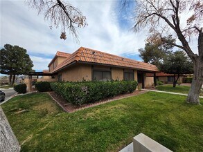 241 Misty Isle Ln in Las Vegas, NV - Foto de edificio - Building Photo