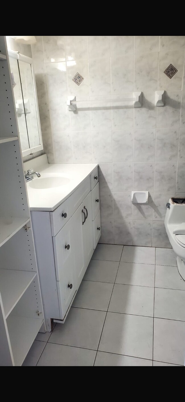 1750 NE 191st St, Unit D328 in North Miami Beach, FL - Building Photo - Building Photo