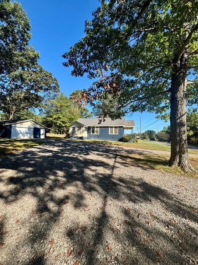8846 NC Highway 127 in Hickory, NC - Foto de edificio - Building Photo