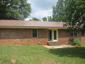 130 Old Lake Dr in Athens, GA - Building Photo - Building Photo