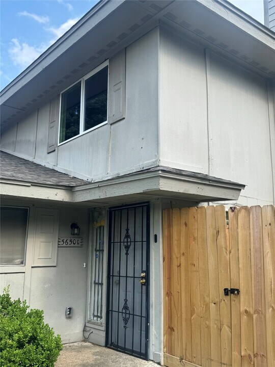 5650 Birchmont Dr in Houston, TX - Foto de edificio