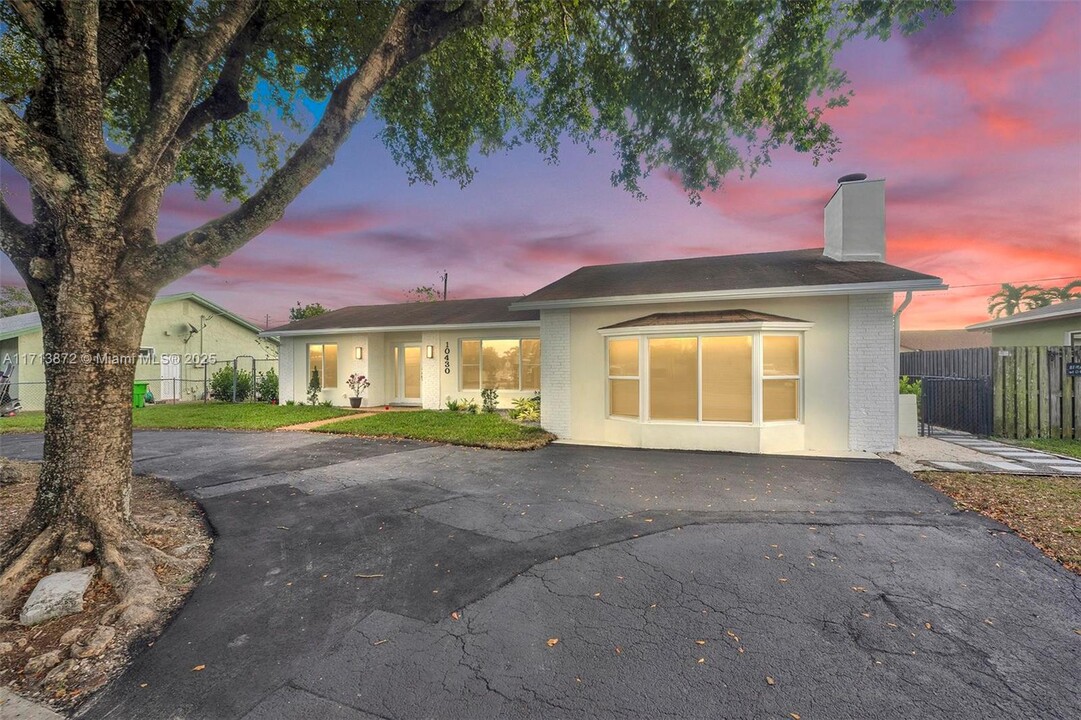 10430 Sunset Strip in Sunrise, FL - Building Photo