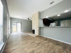 15014 Spring Creek, Unit 103 in San Antonio, TX - Foto de edificio - Building Photo