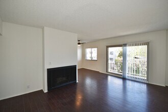 12241 Burbank Blvd, Unit 202 in Los Angeles, CA - Foto de edificio - Building Photo