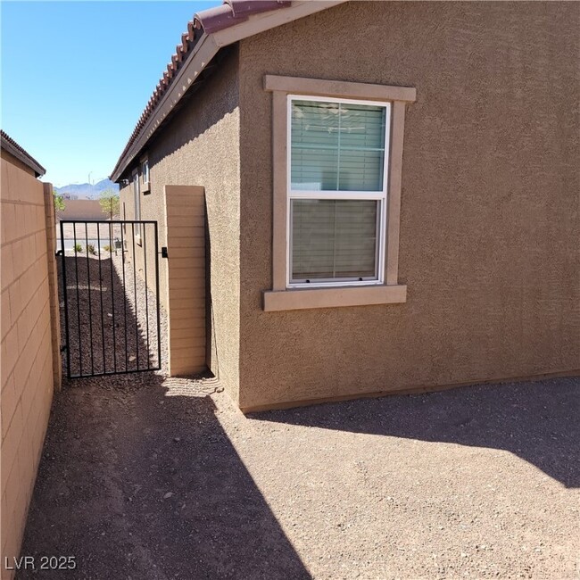 60 Cadence Crest Ave in Henderson, NV - Building Photo - Building Photo